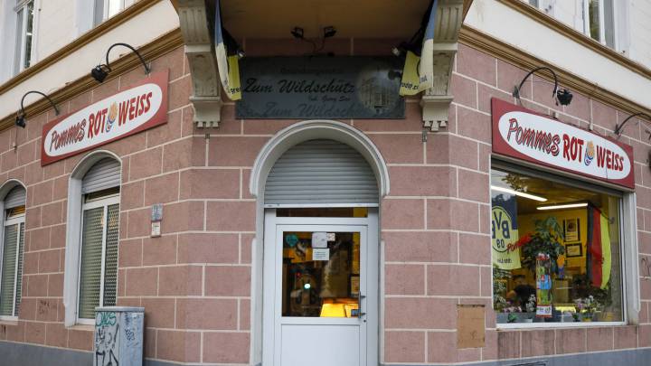 Exterior del restaurante de fast food Pommes Rot Weiss. En este local en 1909 se fundó el Borussia Dortmund.