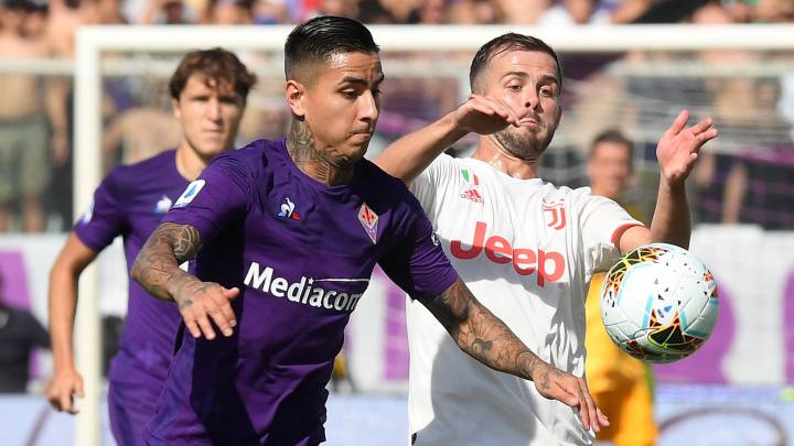 Pjanic pelea con Pulgar por el balón durante el Fiorentina-Juventus.