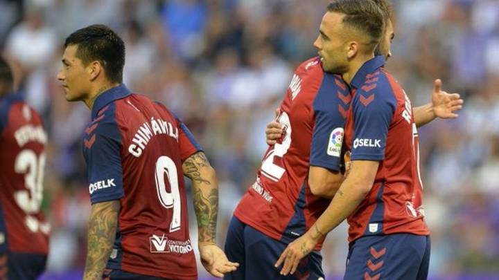 Robert Ibáñez es felicitado por sus compañeros tras anotar el gol del empate ante el Valladolid en el estadio José Zorrilla (foto vía Twitter @CAOsasuna).