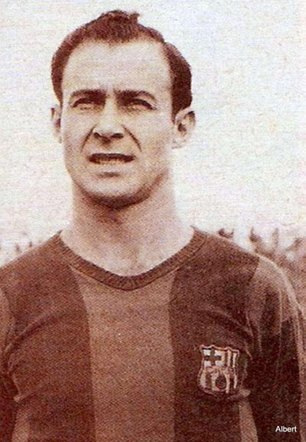 César Rodríguez Vistió la camiseta del Barcelona en tres etapas diferentes: la temporada 1938-1939, en 1940 y desde 1943 hasta 1955. Jugó cedido por el Barcelona en el Granada desde 1940 hasta 1943.