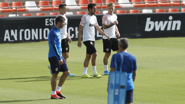 El Valencia descartó entrenar en Stamford Bridge; lo hizo por la mañana en Paterna.