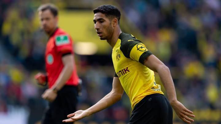 El lateral marroquí del Borussia Dortmund, Achraf Hakimi, durante un partido.