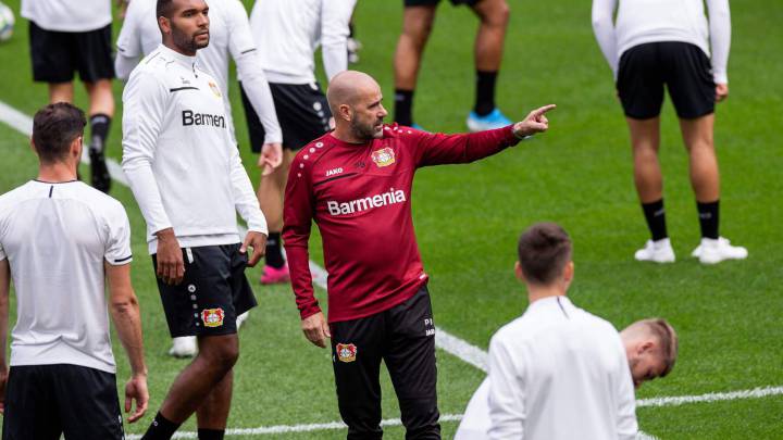 Peter Bosz organiza el entrenamiento del Leverkusen.