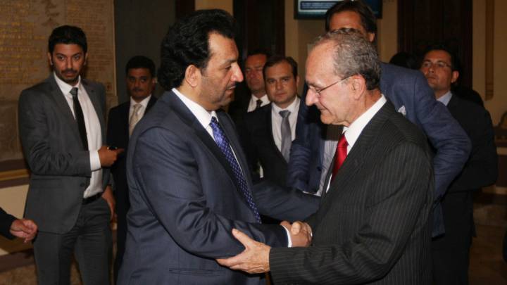 Al Thani y De La Torre se saludan en el Ayuntamiento de Málaga durante un acto.