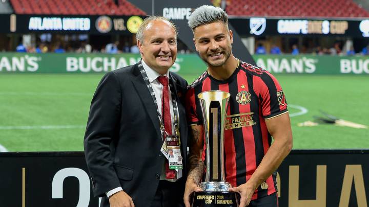 Darren Eales posa con Josef Martínez y el trofeo.