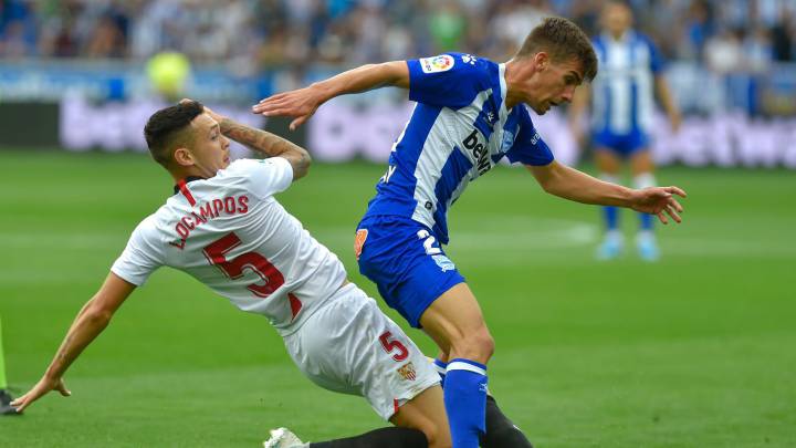 Pere Pons protege el balón ante Lucas Ocampos durante el Alavés-Sevilla del pasado domingo que se saldó con victoria sevillista (0-1).