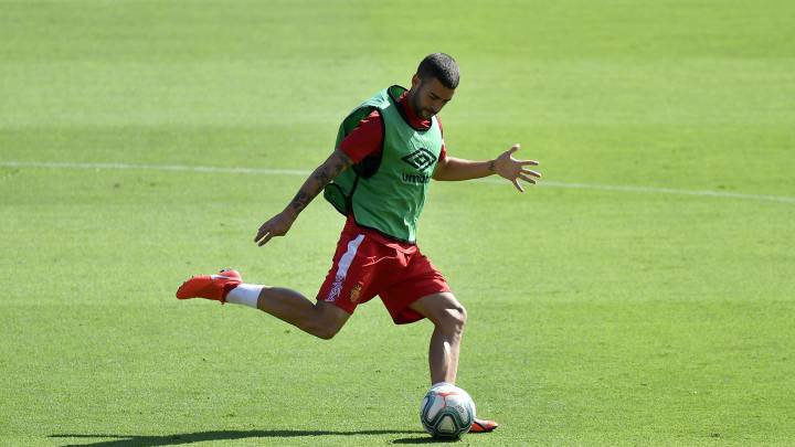 Dani Rodriguez golpea un balón durante un entrenamiento del Mallorca esta temporada.