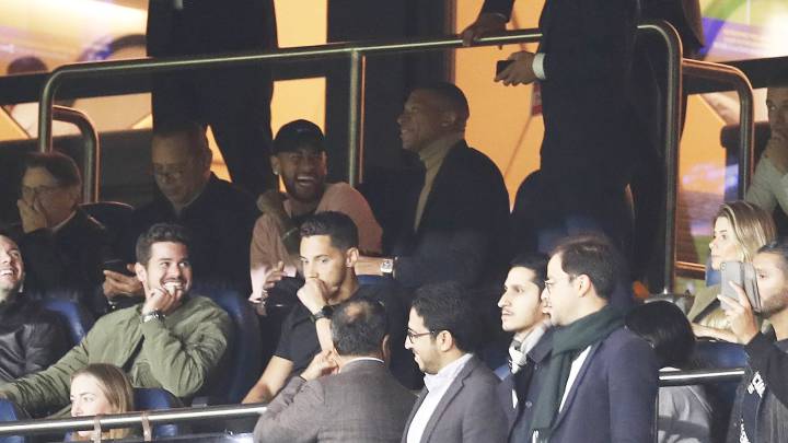 Neymar Junior y Kylian Mbappé, delanteros del PSG, bromeando en la grada.