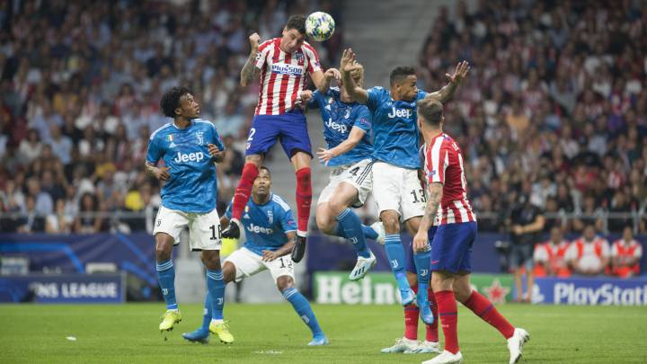 Giménez le gana en el salto a De Ligt y a Álex Sandro para rematar durante el Atlético-Juventus.