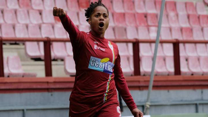 Jade celebra un gol con el Logroño