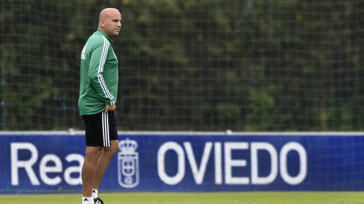 Javi Rozada afronta su estreno en el banquillo oviedista, en el Carlos Tartiere.