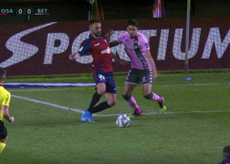 Un mal Betis sale vivo de El Sadar ante un Osasuna superior