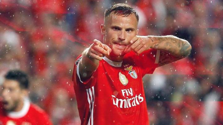 Seferovic celebra un gol