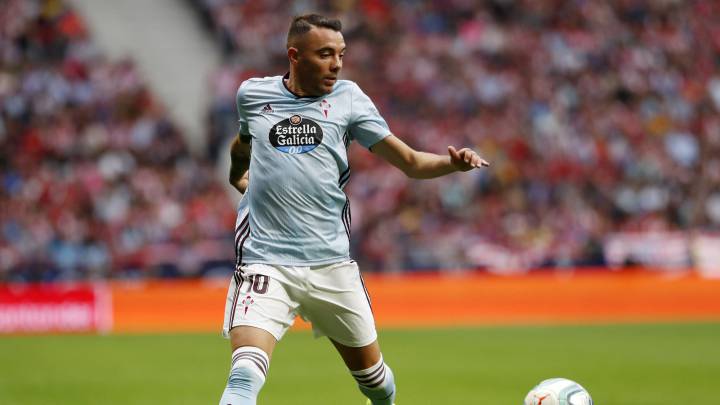 Iago Aspas recibe un balón durante el Atlético-Celta.