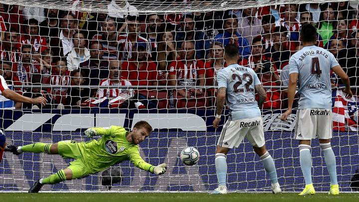 El portero del Celta de Vigo Rubén Blanco (i) en acción en el partido correspondiente a la quinta jornada de LaLiga Santander que Atlético de Madrid y Celta disputan hoy sábado en el Estadio Wanda Metropolitano, en Madrid.