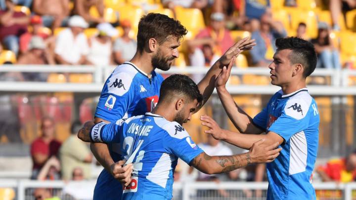 Fernando Llorente celebra uno de sus dos tantos anotados ante el Lecce junto a Insigne (izquierda) y "Chucky" Lozano (derecha) (foto vía Twitter @sscnapoli).