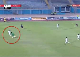 Keeper sprints back to make miracle save from 40 yard-lob