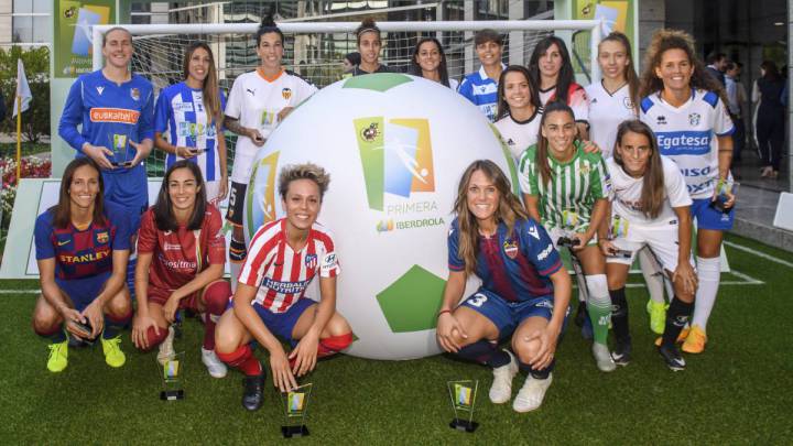 Representantes de los clubes de la Primera Iberdrola posan durante la presentación de la competición.