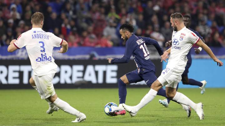 El Lyon podría ser sancionado por lanzamiento de bolas de papel y plástico a Neymar y Di María