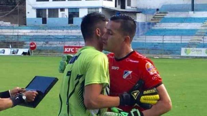 Arquero debuta en Ecuador sustituyendo a su padre