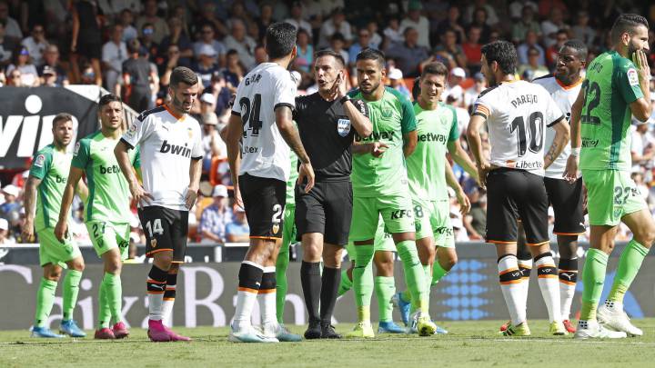 El Leganés, muy enfadado por el penalti de Rubén Pérez en Mestalla
