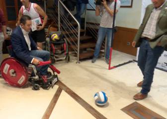 Roncero se atreve con el fútbol en silla de ruedas con Paco Buyo en la portería