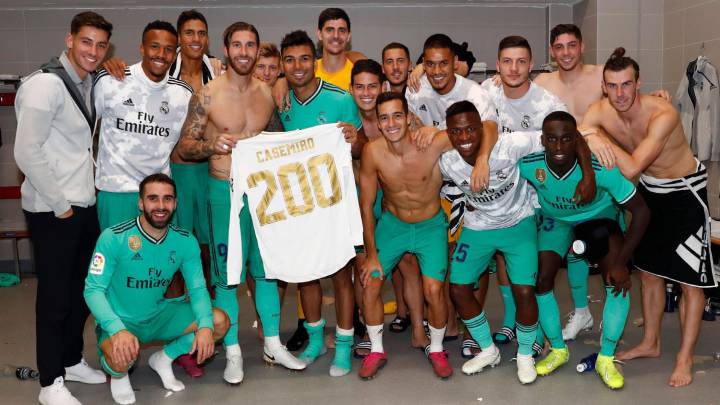 Casemiro alcanzó ante el Sevilla 200 partidos de blanco y fue felicitado por el vestuario.