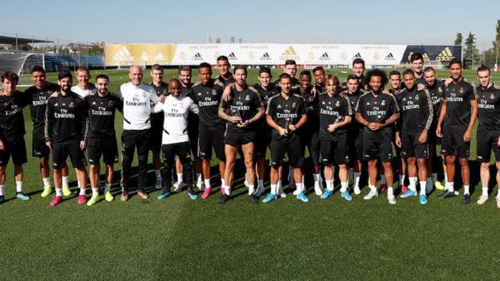 Hazard, Ramos, Marcelo y Modric posan con los trofeos The Best junto a la plantilla