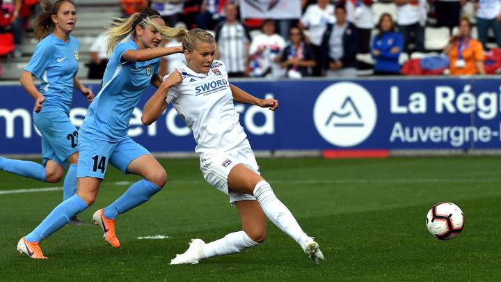 Hegerberg remata a gol ante el Ryazan en Champions.