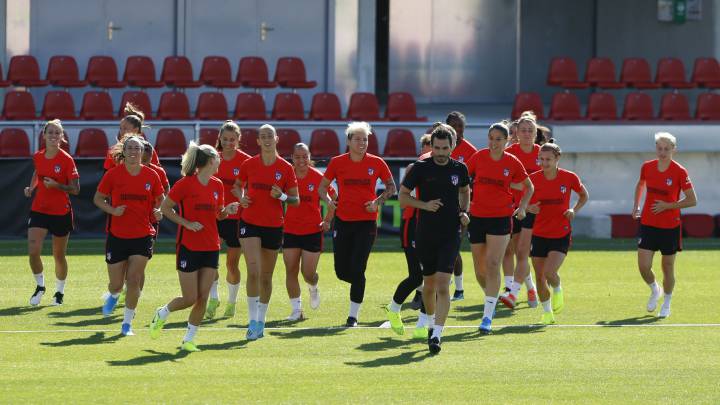 Jugadoras del Atlético durante el entrenamiento previo a la Champions.
