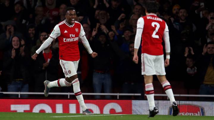 Los jugadores del Arsenal, Joe Willock y Héctor Bellerín, durante un partido.