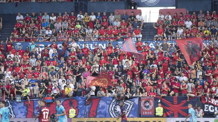 Aficionados de Osasuna presencian en El Sadar el Osasuna-Eibar.