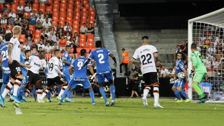 Cucurella despeja con la mano, bajo palos.