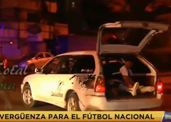 Se rompe el tobillo y le tienen que llevar al hospital... ¡en taxi con el maletero abierto!