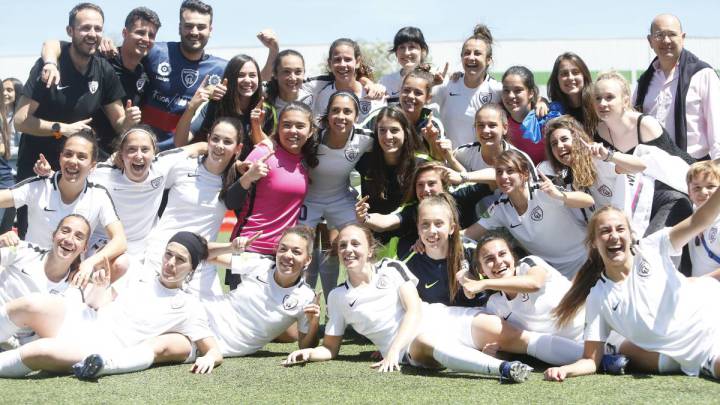 El Madrid CFF celebra la permanencia en la pasada temporada.