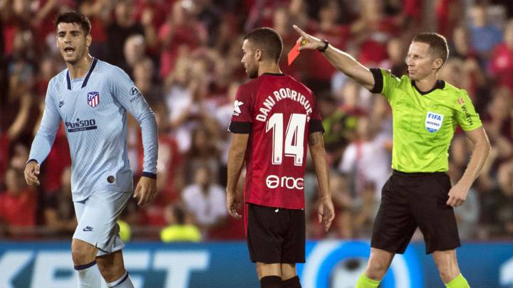 Morata, encarándose con Salva Sevilla durante el Mallorca-Atlético