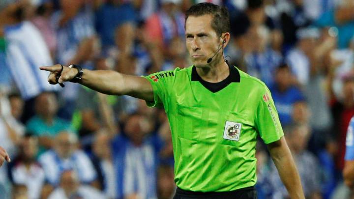 El colegiado González González pita el derbi entre el Atlético y el Madrid.