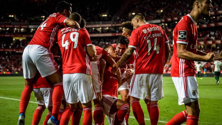 El Benfica gana por la mínima y sigue la estela del Famalicao
