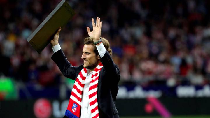 El uruguayo Diego Forlán, homenajeado antes del derbi