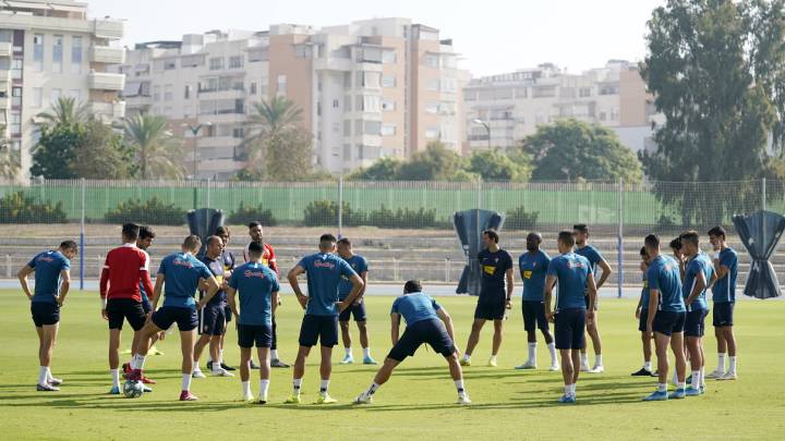 El Sporting busca alivio ante el Málaga de los líos