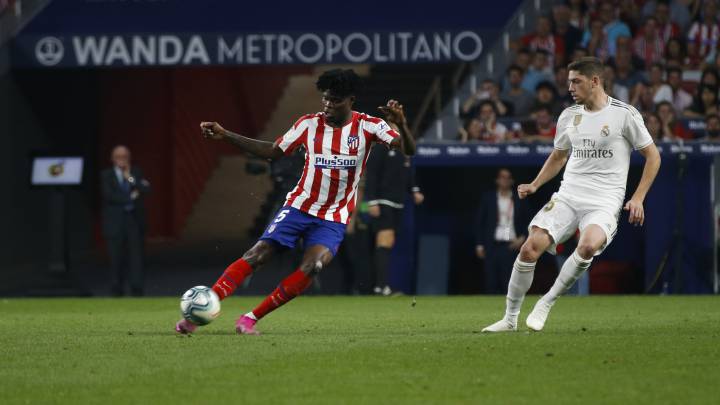 Thomas golpea al balón frente a Fede Valverde.