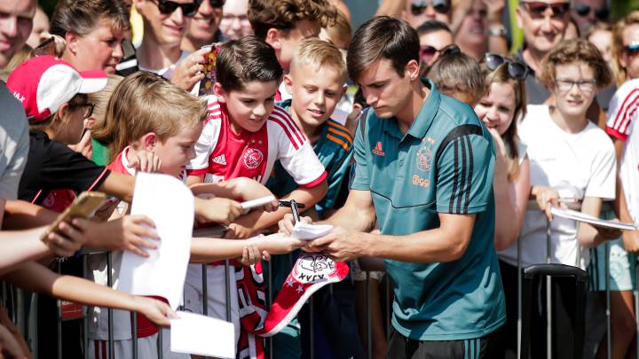 Nicolás Tagliafico firma autógrafos a unos aficionados.