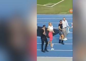 El cántico machista de los ultras del Nápoles a una reportera y su aplaudida reacción