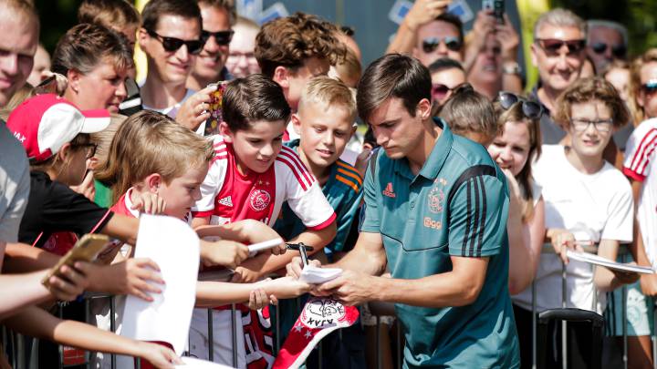 Nicolás Tagliafico firma autógrafos a unos jóvenes seguidores del Ajax antes de un partido en el Amsterdam Arena.