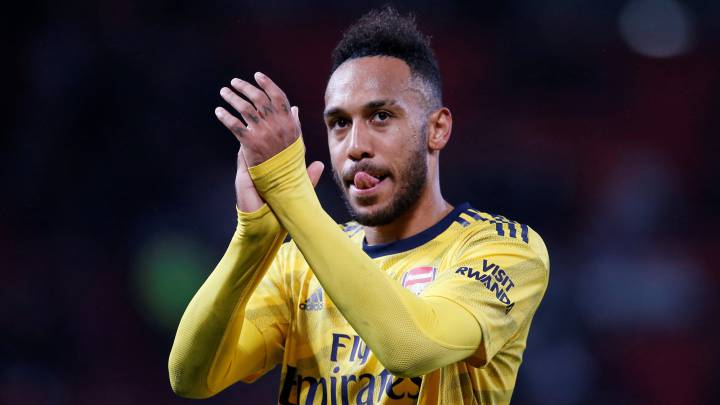 Pierre-Emerick Aubameyang saluda a su afición después del Manchester United-Arsenal.