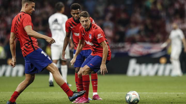 Santiago Arias, en el centro, junto a Llorente y Lodi antes del derbi entre el Atlético y el Real Madrid.