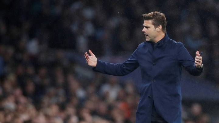 Pochettino se lamenta en el partido entre Tottenham y Bayern.