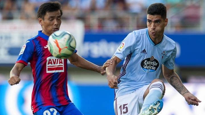Lucas Olaza golpea el balón en presencia de Inui durante el partido del pasado domingo en Ipurua