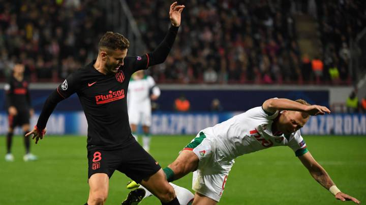 Saúl se lleva la pelota ante Barinov en el Lokomotiv-Atlético. Es el único rojiblanco que lo ha jugado todo esta temporada.