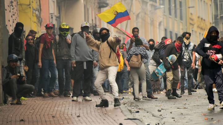 La Federación Ecuatoriana de Fútbol (FEF) anunció este jueves la suspensión del partido de ida de semifinales de la Copa Ecuador que se jugaba en Quito.